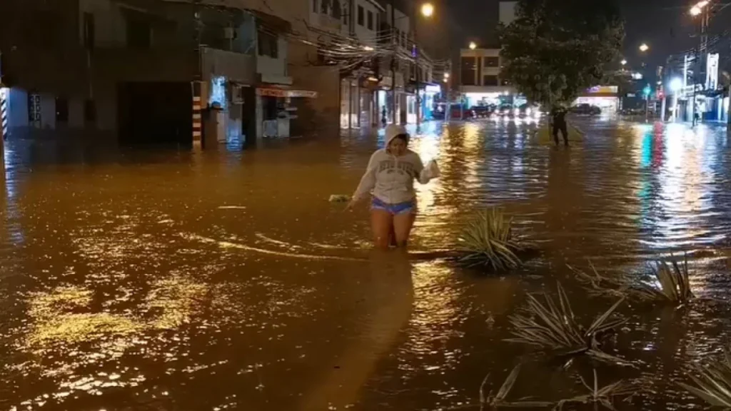 Calles inundadas y vehículos atrapados en Samanes y Alborada en Guayaquil