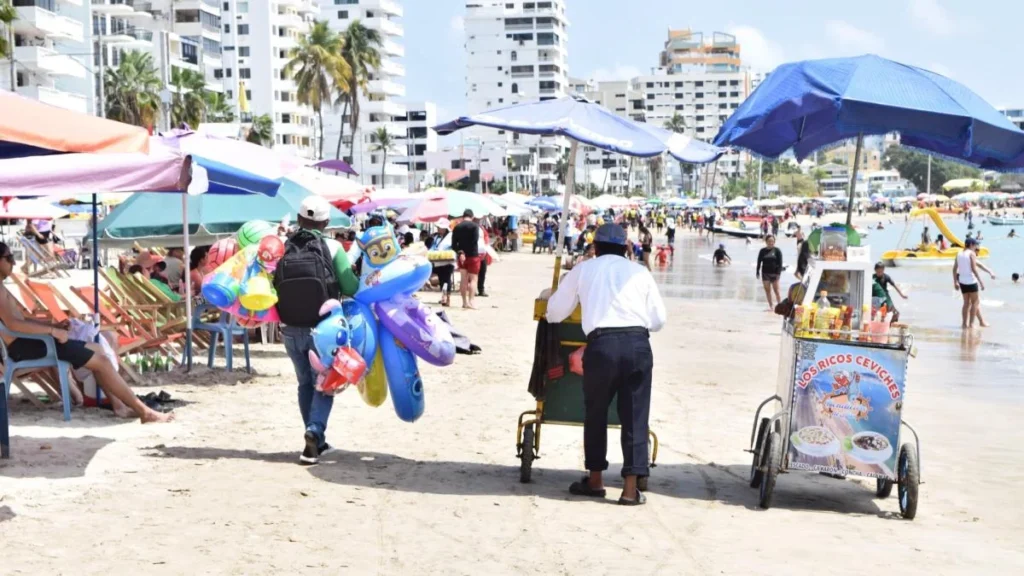 Turistas disfrutando de la playa en Salinas durante el feriado nacional en Santa Elena