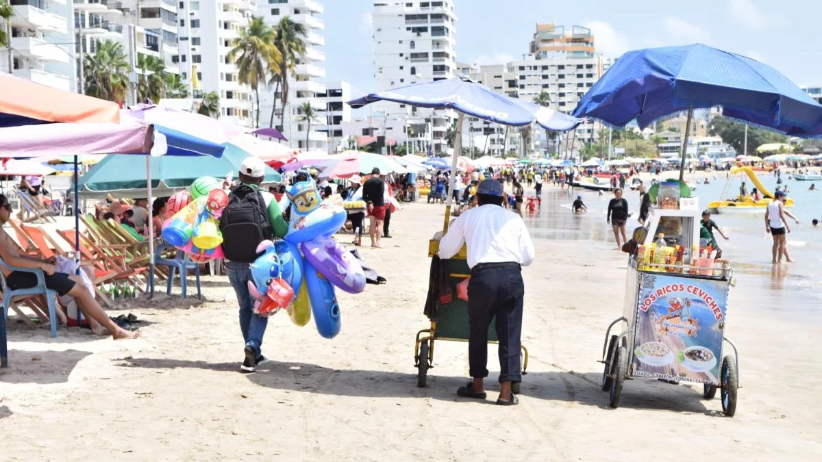 Turistas disfrutando de la playa en Salinas durante el feriado nacional en Santa Elena