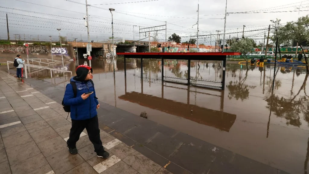 Cuadrillas de emergencia monitoreando el cauce de un río en Santiago de Chile