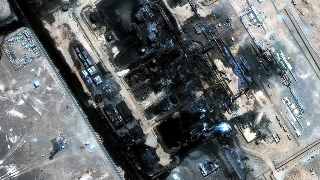 Estación de bombeo y tuberías de petróleo en una zona desértica de Medio Oriente