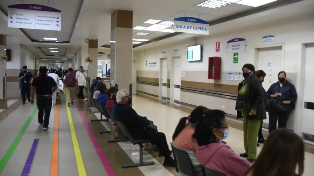 Fachada del Hospital Carlos Andrade Marín del IESS en el centro norte de Quito