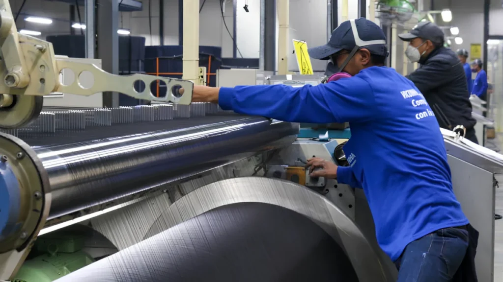 Trabajadores y maquinaria detenida en fábrica industrial ante cortes eléctricos
