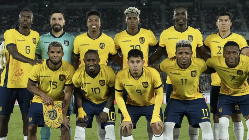 Plantel de futbolistas de la Selección de Ecuador posando en la cancha antes de un partido amistoso