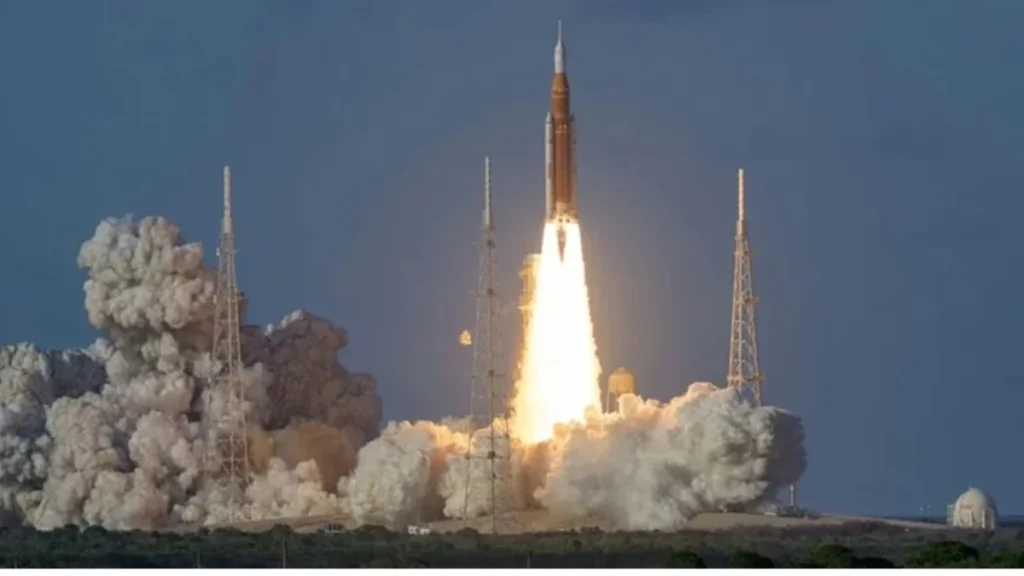 Cohete espacial despegando hacia la órbita terrestre durante la Semana del Espacio