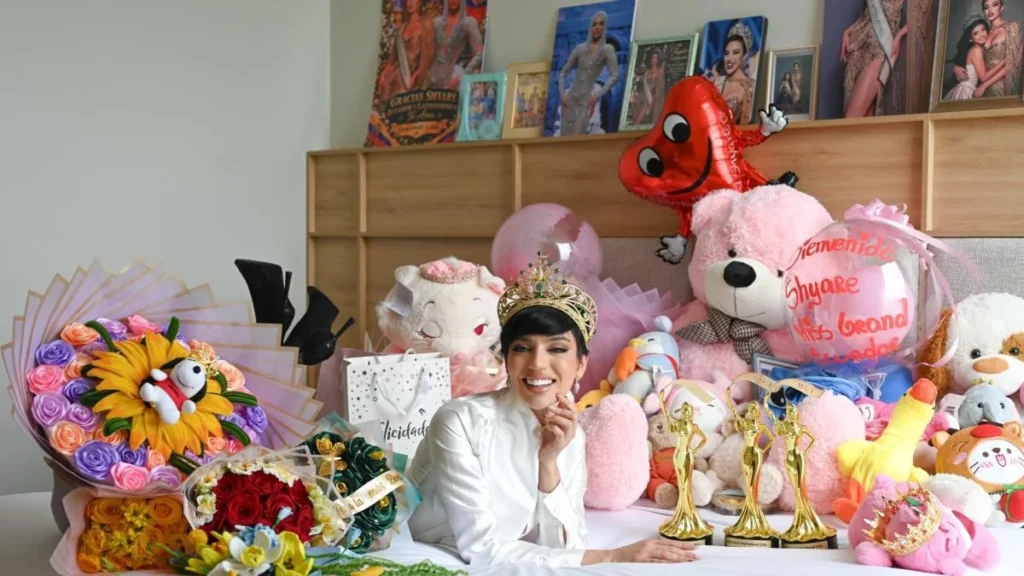 Shyare Andrade con la banda de Ecuador en el certamen Miss Grand International