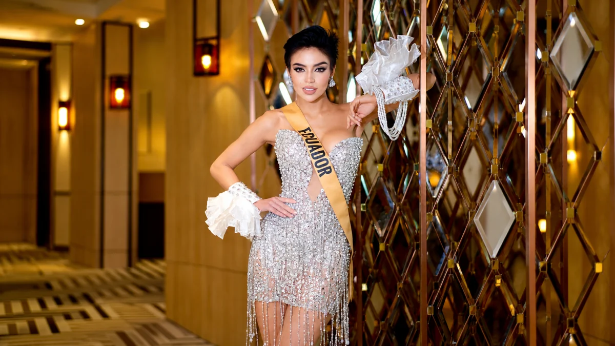 Shyare Andrade representante de Ecuador luciendo traje de gala en Miss Grand International