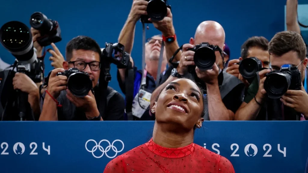 Simone Biles en competencia de gimnasia artística