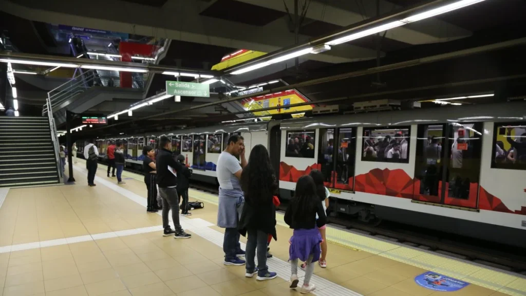 Unidades articuladas de transporte público Trolebús y Ecovía en paradas de Quito