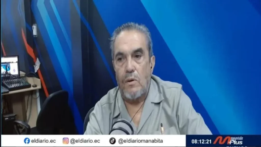 Dirigentes sindicales en rueda de prensa pronunciándose sobre el patrimonio del IESS