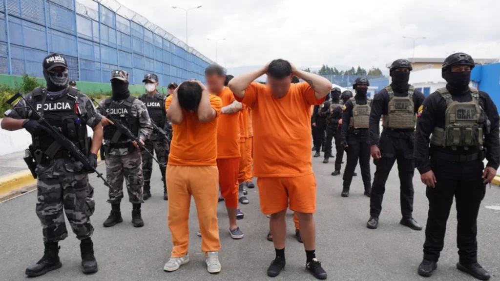 Operativo de control y clasificación penitenciaria del SNAI en cárceles de Ecuador.