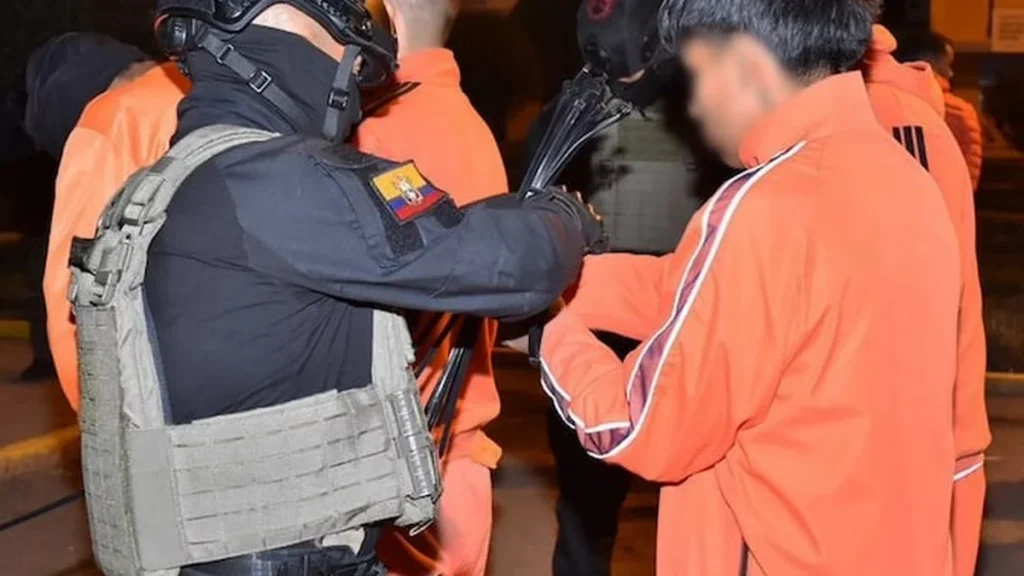 Caravana militar y policial trasladando a personas privadas de libertad