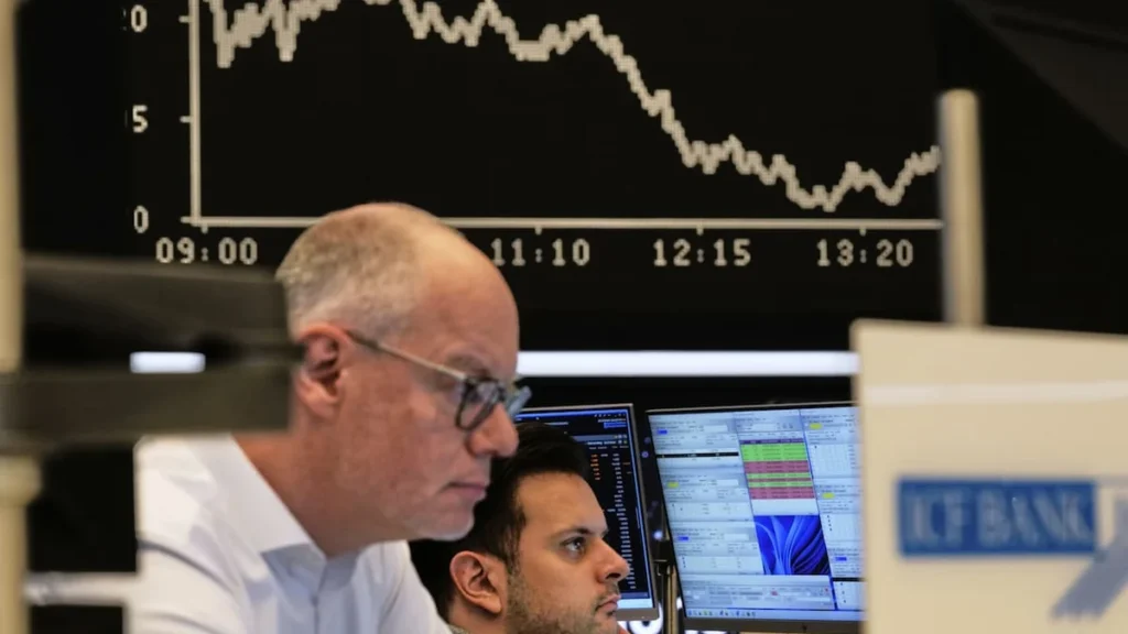 Operadores bursátiles trabajando en el parqué de la Bolsa de Nueva York en Wall Street