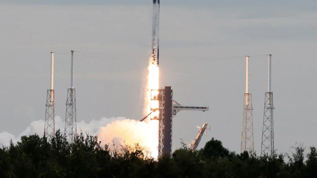 Despegue nocturno de cohete Falcon 9 de SpaceX con astronautas