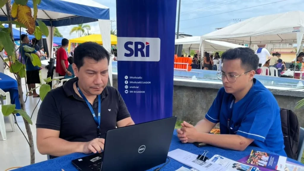 Atención tributaria a contribuyentes en ventanillas del SRI
