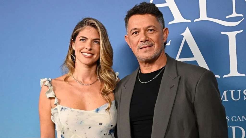Stephanie Cayo sonriente en entrevista pública