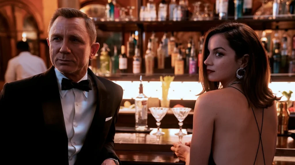 Exhibición de piezas para la subasta de objetos de James Bond 007 en Londres