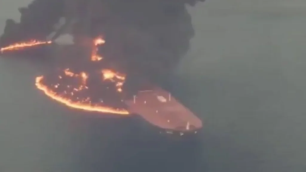 Superpetrolero navegando cerca de las aguas del estrecho de Ormuz