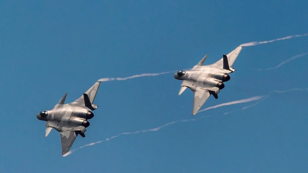 Avión de combate militar en vuelo sobre el estrecho de Taiwán durante maniobras