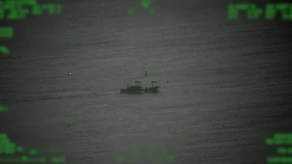 Buque guardacostas navegando en aguas marítimas patrullando frontera