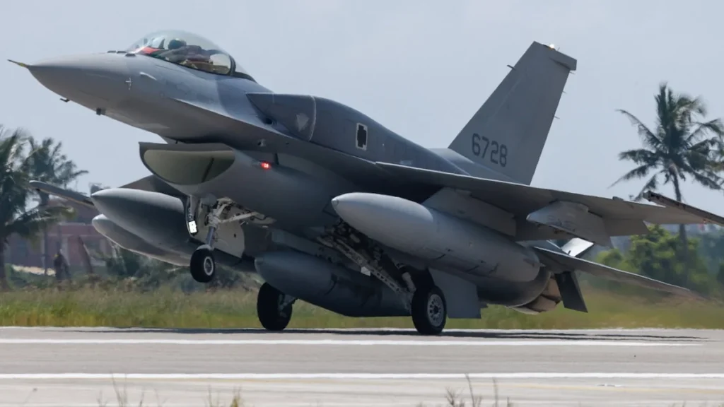 Avión de combate F-16V de la fuerza aérea en vuelo durante pruebas militares
