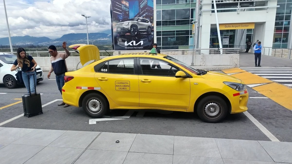 Taxis amarillos convencionales circulando en el centro norte de Quito