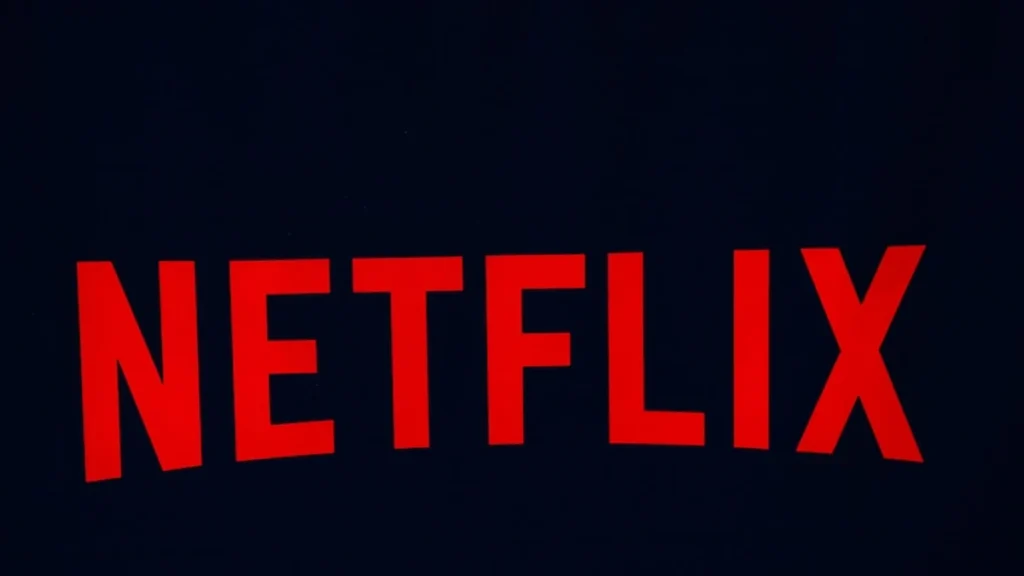 Logotipo de la aplicación de Netflix iluminado en la pantalla de un televisor Smart TV