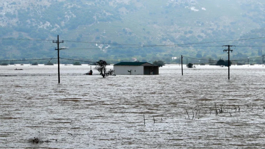 Calles inundadas con lodo y vehículos arrastrados por temporal en Creta Grecia