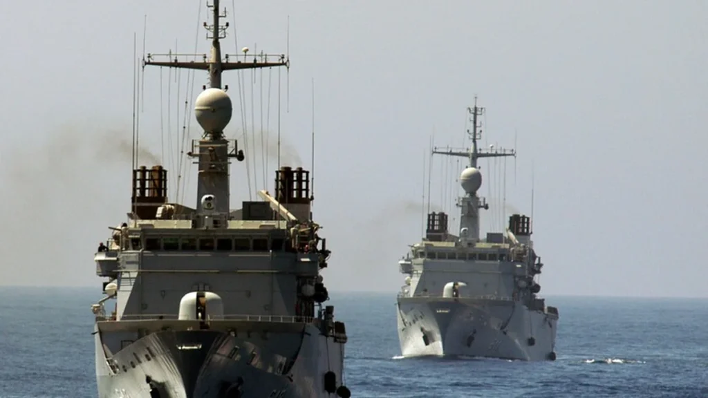 Buque de guerra de la marina marroquí navegando en aguas del estrecho de Gibraltar frente a Ceuta