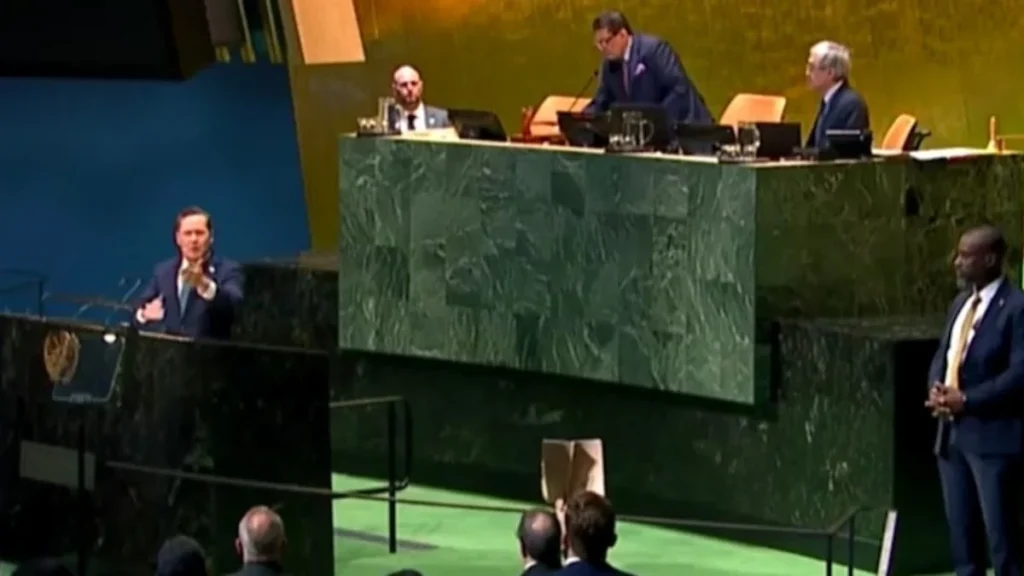Delegaciones diplomáticas debatiendo en la sede de la Asamblea General de la ONU