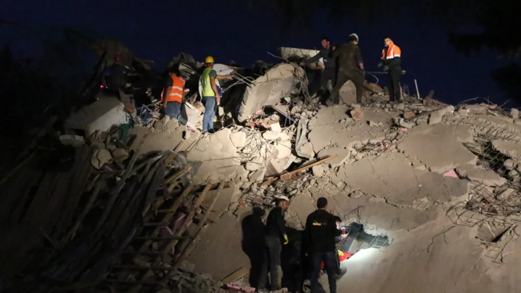 Escombros y daños estructurales en edificaciones tras fuerte movimiento telúrico