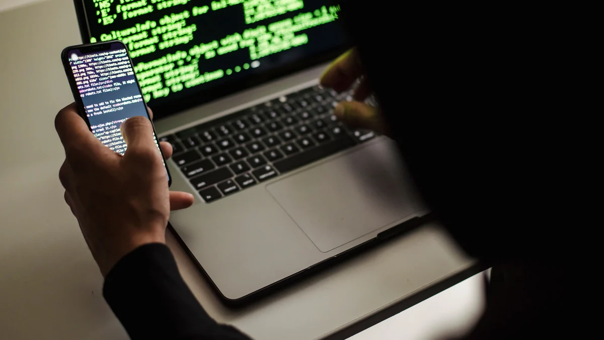 Dispositivos móviles y conceptos de ciberseguridad frente a fraudes digitales