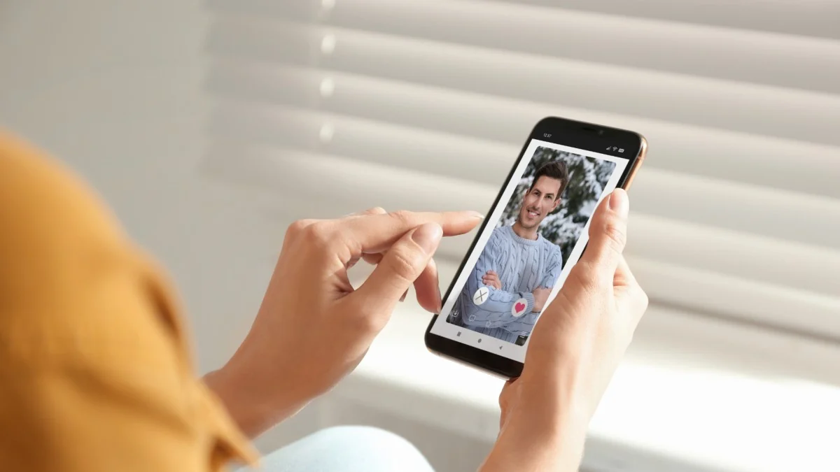 Pantalla de teléfono con aplicación de citas y advertencias de seguridad digital