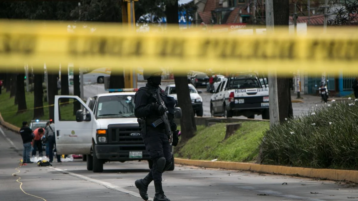 Vehículos de la policía acordonando una escena tras un tiroteo masivo en Pensilvania