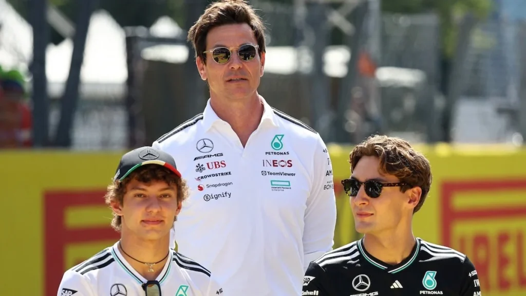 Toto Wolff gesticulando en el muro de boxes de Mercedes durante un gran premio