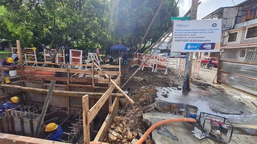 Calles anegadas en Guayaquil tras fuerte aguacero coincidente con marea alta