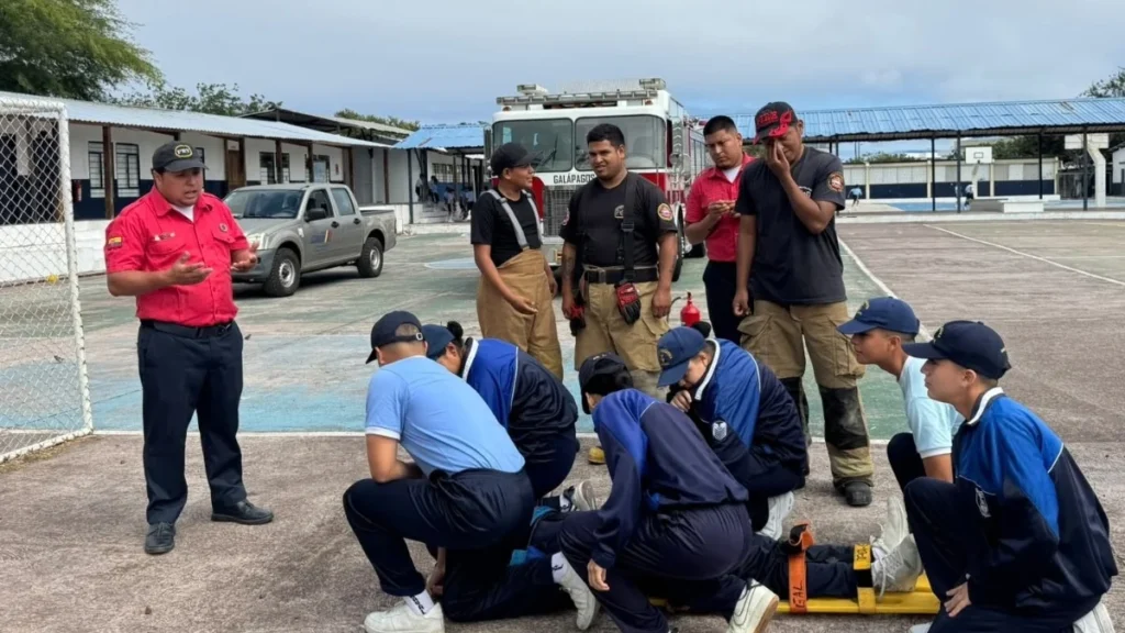 Señalética de evacuación ante tsunami en el malecón de Puerto Ayora en Galápagos