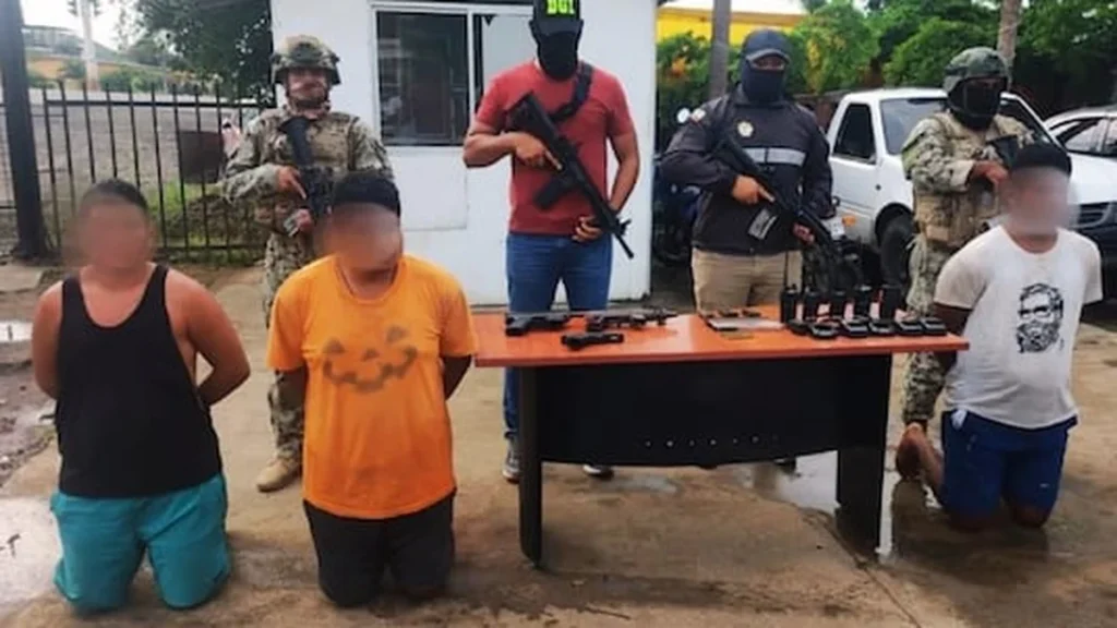 Agentes del Bloque de Seguridad custodiando armas y evidencias decomisadas