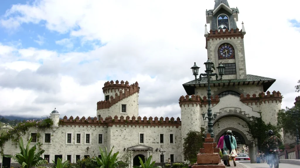 Monumento patrimonial de la Puerta de la Ciudad en Loja Ecuador