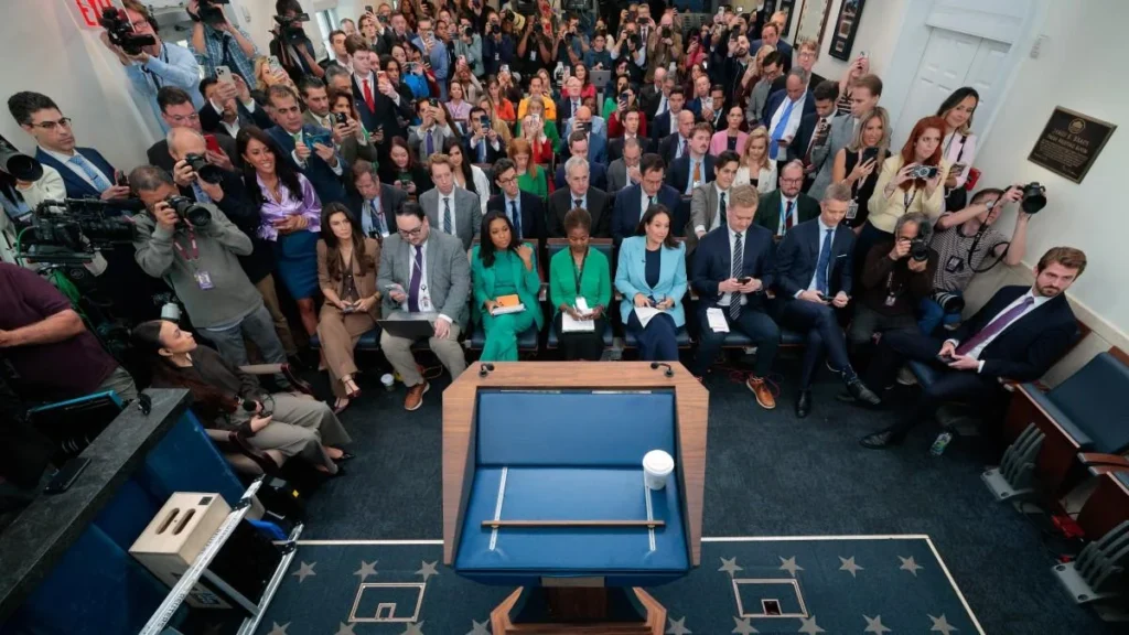 Podio y asientos de la sala de conferencias de prensa James S. Brady en la Casa Blanca