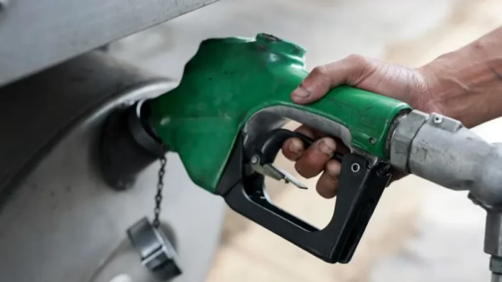 Bomba de combustible y manguera de diésel en gasolinera de Estados Unidos