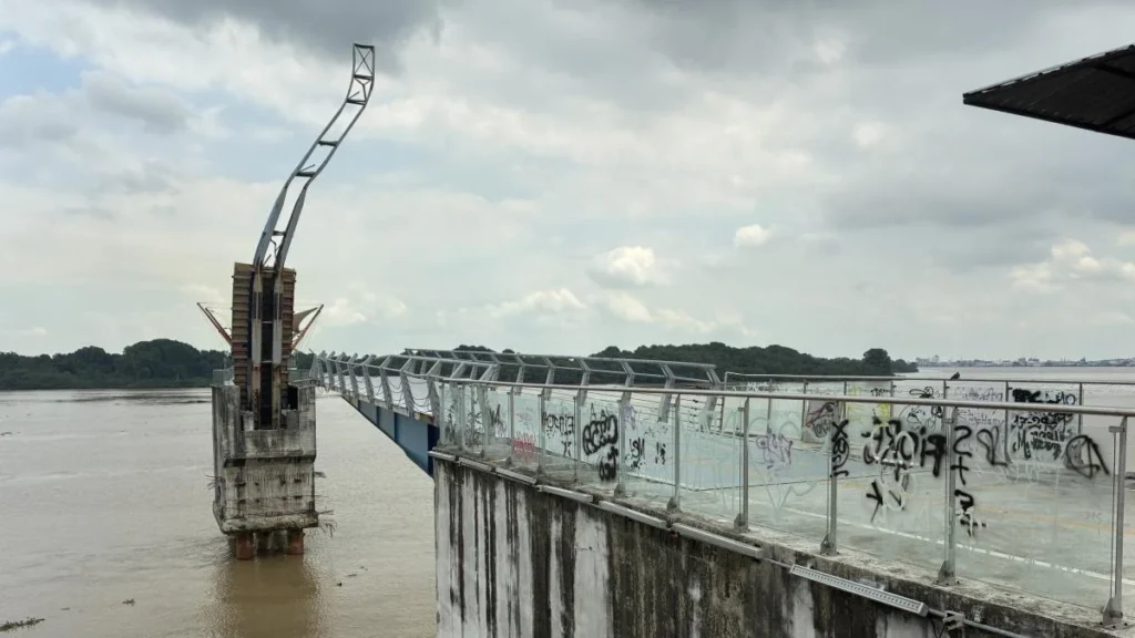 Tramo basculante del puente peatonal hacia la Isla Santay elevado e inhabilitado para el paso de turistas