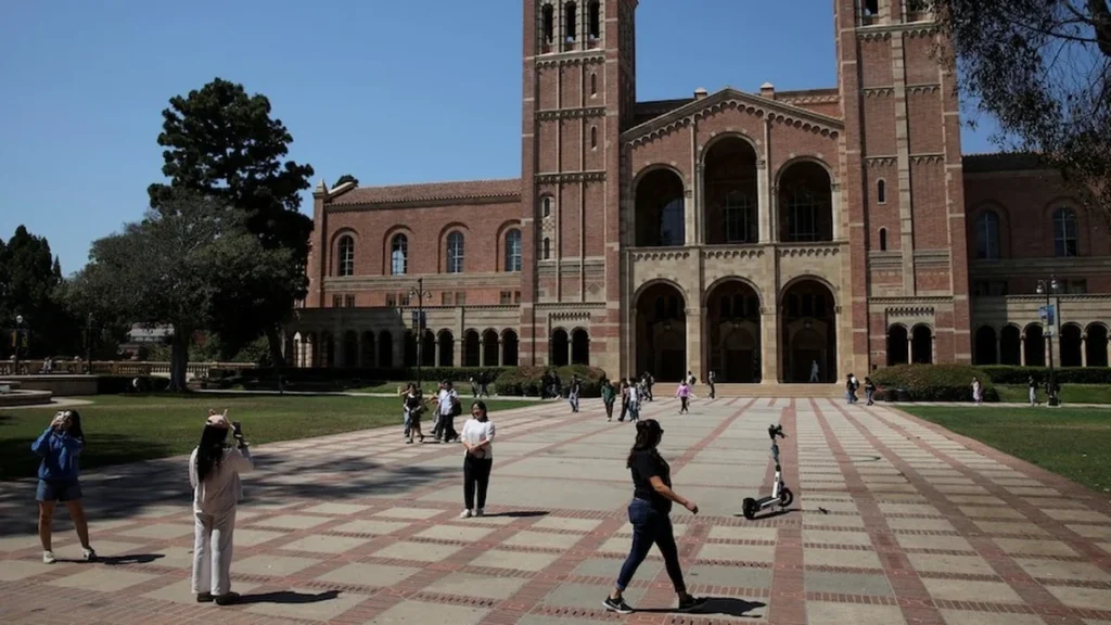 Estudiantes y campus universitario de la Universidad de California en ranking de excelencia académica