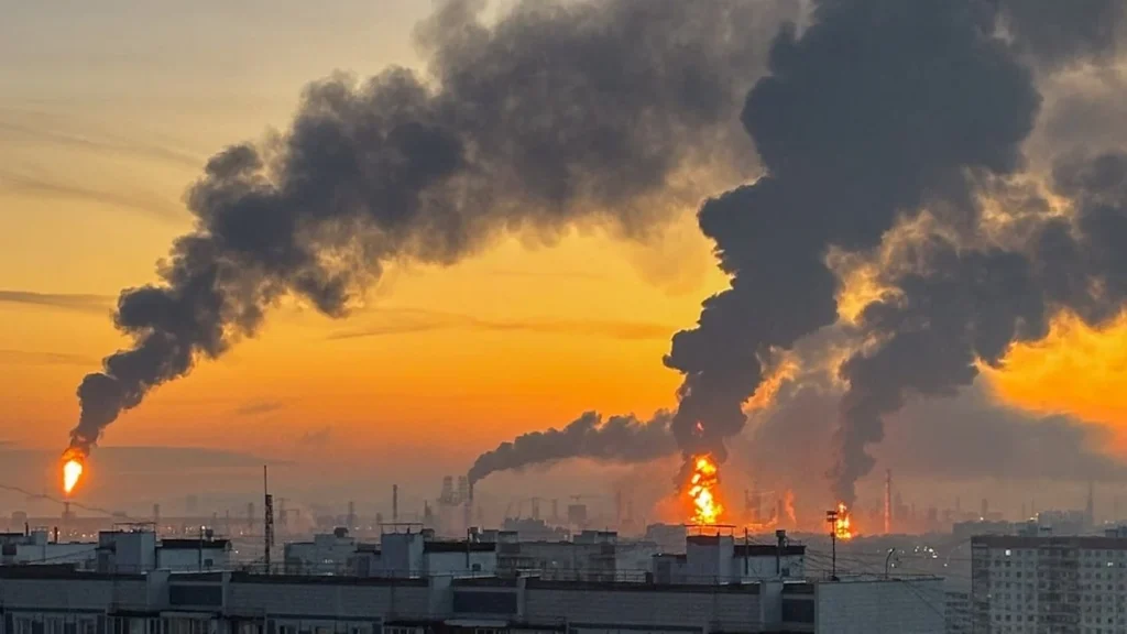 Incendio en una refinería de petróleo rusa tras un ataque con drones ucranianos