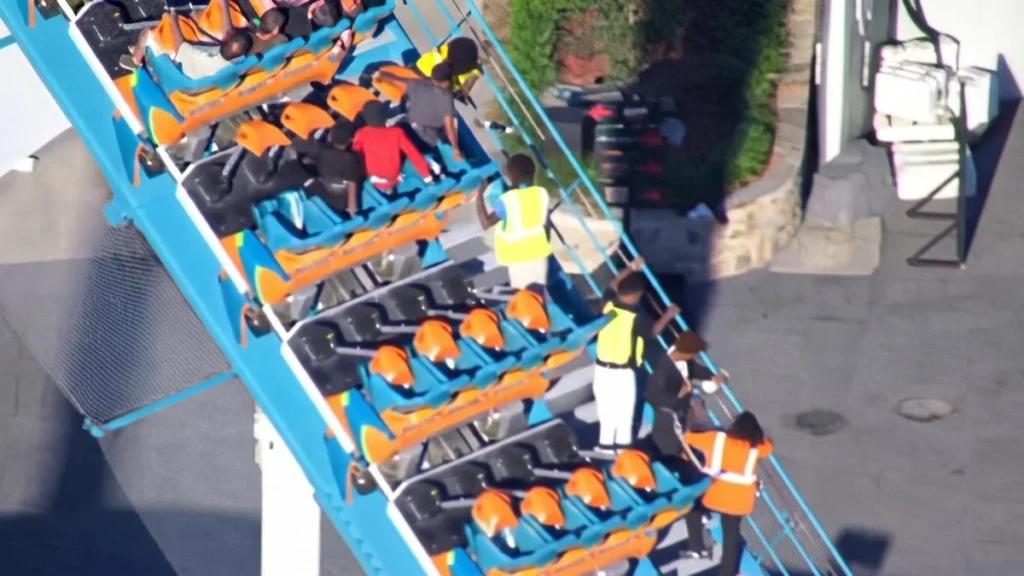 Equipos de rescate y bomberos en el parque de atracciones en Estados Unidos