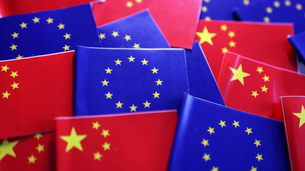 Banderas de la Unión Europea y de China en mesa de negociación bilateral