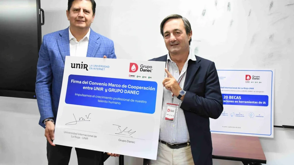 Firma del convenio de cooperación entre directivos de UNIR y Grupo DANEC en Quito