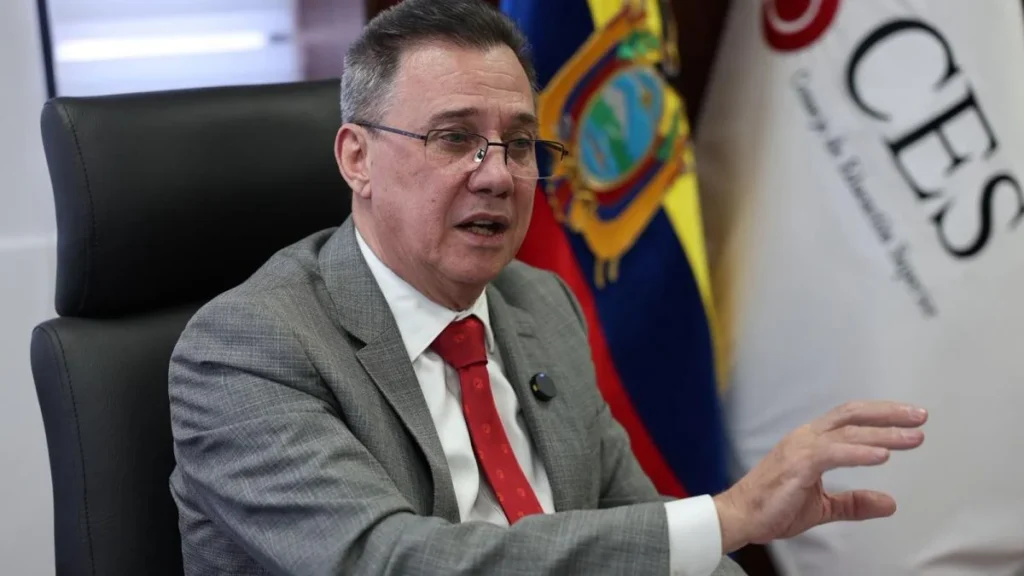 Fidel Márquez presidente del CES en rueda de prensa sobre Amawtay Wasi