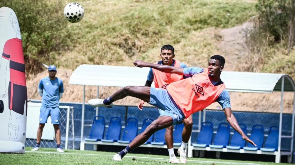 Jugadores disputando el balón en partido de fútbol de la LigaPro en Quito