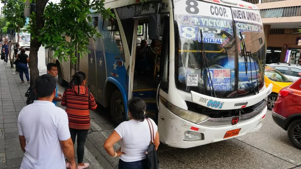 Buses urbanos de transporte público circulando por una avenida del norte de Guayaquil